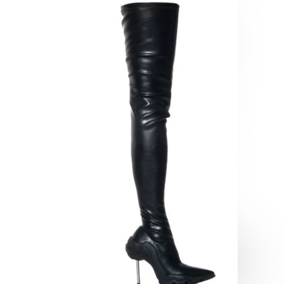 Sexy, avant garde, Mcartney thigh high stiletto boots. Bold, urban style. - Picture 4 of 7